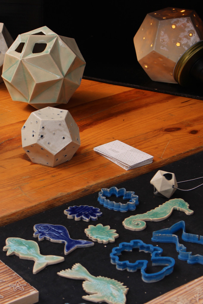 L'utilisation originale des machine-outils du fablab avec des emporte-pièces en impression 3D et des tampons gravés sur bois au laser par Isabelle et Laure, ou comment dépoussiérer l'art de la céramique !